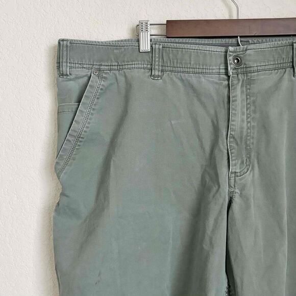 SwissTech Mens Shorts Solid Green Outdoor Hiking Cotton Size 44 Belt Loops - Picture 2 of 10